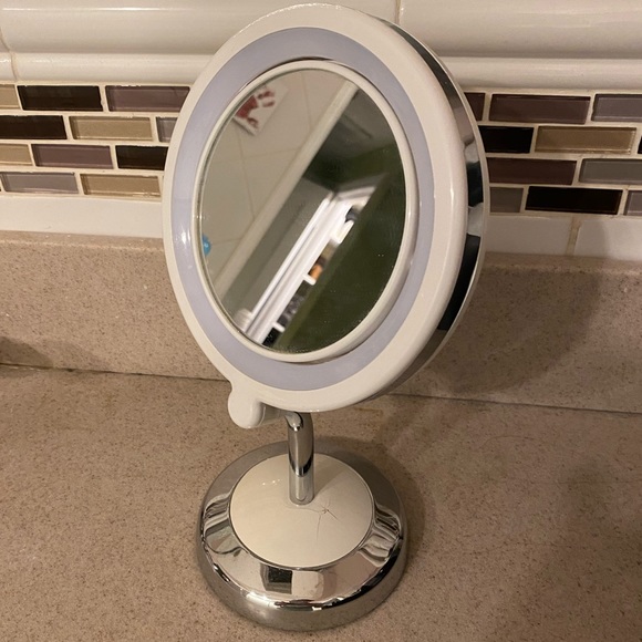 White & Silver Portable LED Makeup Mirror - Picture 5 of 11